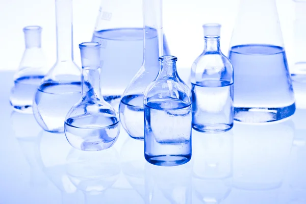 Molekulární model, laboratorní sklo — Stock fotografie