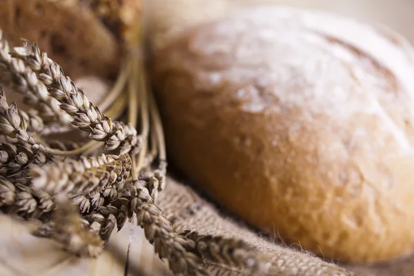 Буханка хлеба на заднем плане — стоковое фото