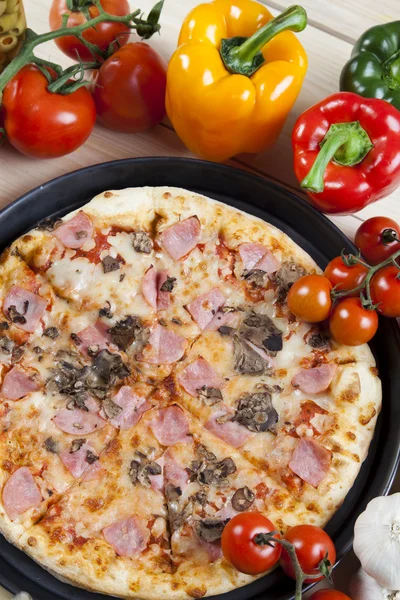 Смачна італійська піца — стокове фото