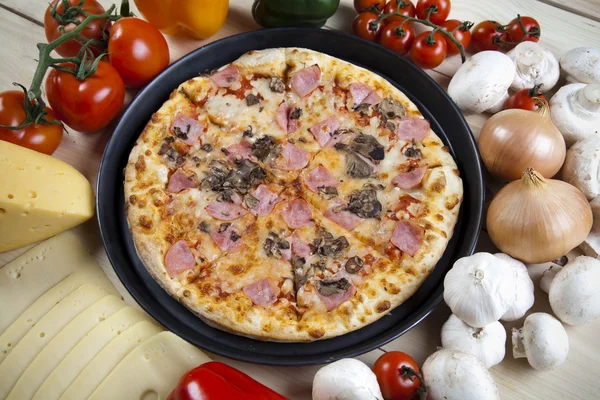 Pizza od góry - Deluxe — Zdjęcie stockowe