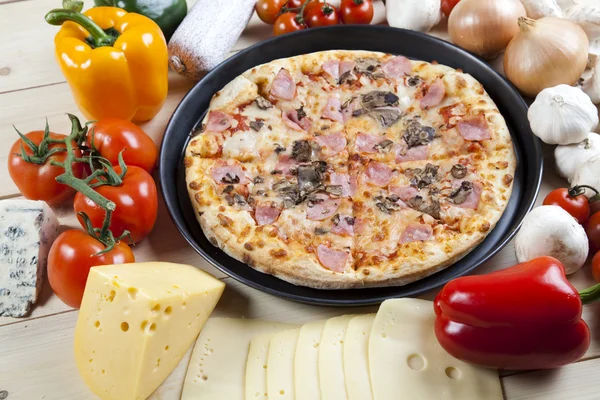 Tepeden pizza - Lüks — Stok fotoğraf