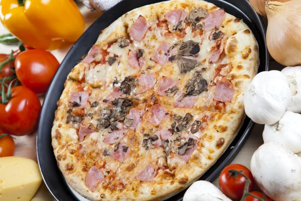 Smakelijke Italiaanse pizza — Stockfoto