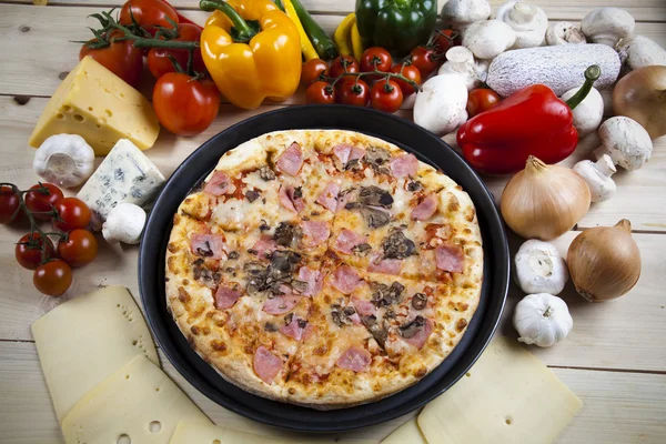 Смачна італійська піца — стокове фото