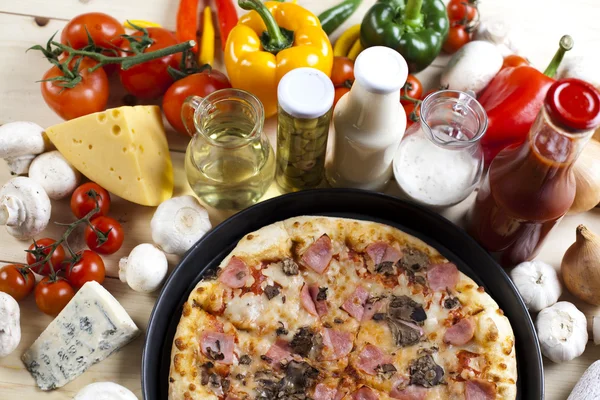 Čerstvá pizza a italská kuchyně — Stock fotografie