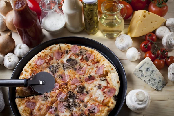 Свежая пицца и итальянская кухня — стоковое фото