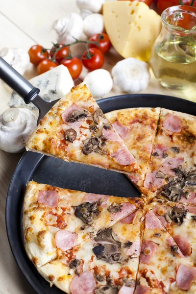 Φρέσκια πίτσα και ιταλική κουζίνα — Φωτογραφία Αρχείου
