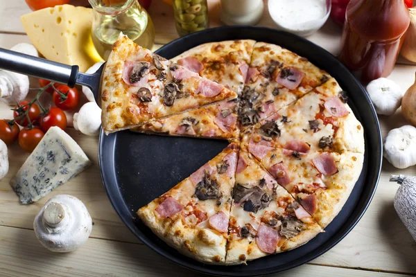 Hot pizza — Stock Photo, Image