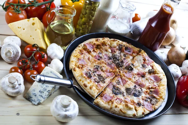 Pizza fresca e cozinha italiana — Fotografia de Stock