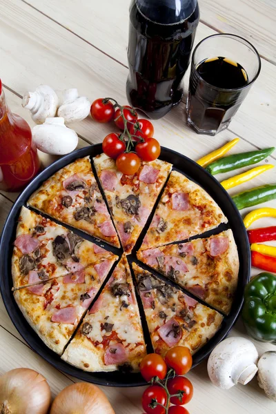 Verse pizza en Italiaanse keuken — Stockfoto