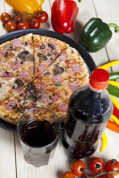 Najwyższa pizza na patelni — Zdjęcie stockowe