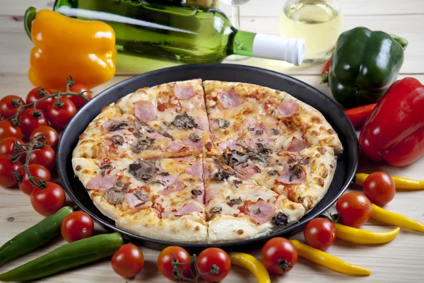 Pizza fresca . — Fotografia de Stock