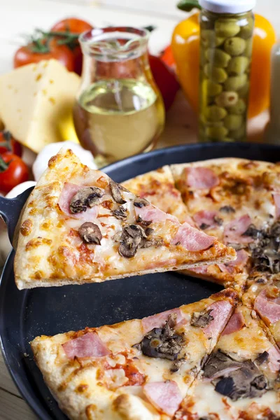 Färsk pizza och italienskt kök Stockfoto