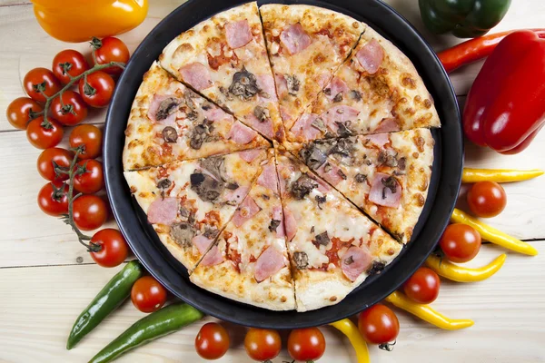 Färsk pizza. — Stockfoto