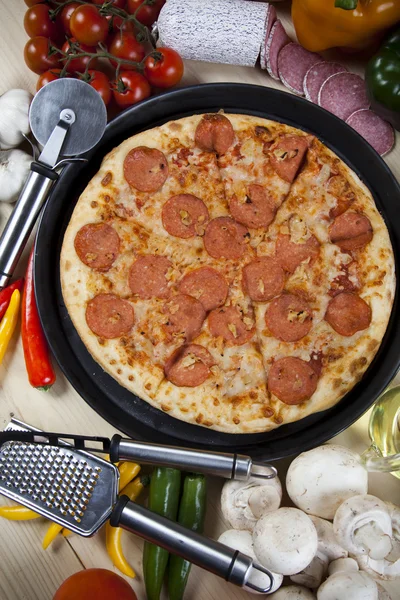 Pizza suprême dans la casserole — Photo