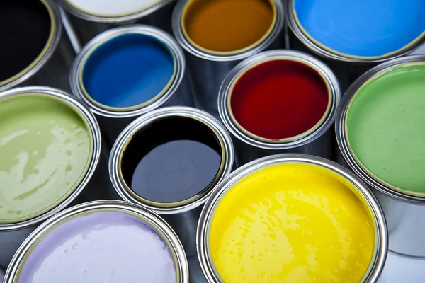 Latas e tinta sobre o fundo colorido — Fotografia de Stock