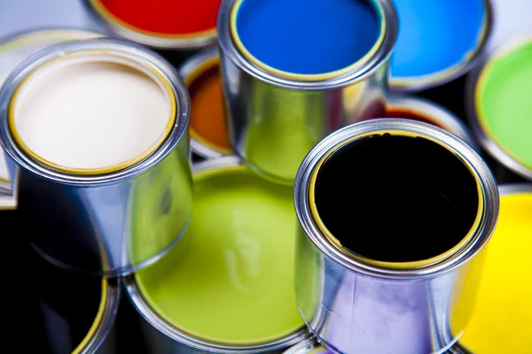 Plechovky a malování na barevné pozadí — Stock fotografie