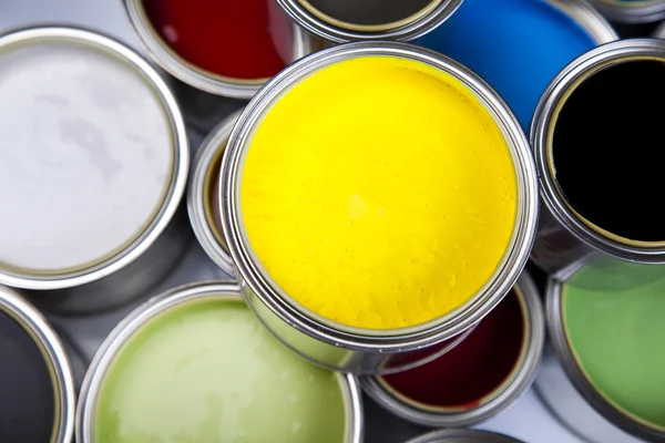 Plechovky a malování na barevné pozadí — Stock fotografie