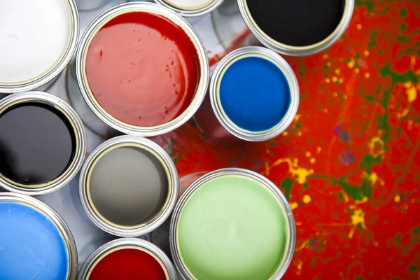 Latas y pintura sobre el fondo colorido —  Fotos de Stock