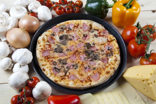 Varm pizza — Stockfoto