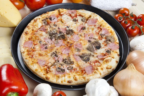Pizza von oben - Deluxe — Stockfoto
