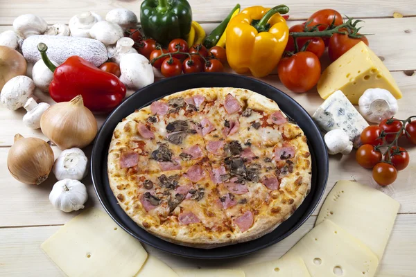 Pizza od góry - Deluxe — Zdjęcie stockowe