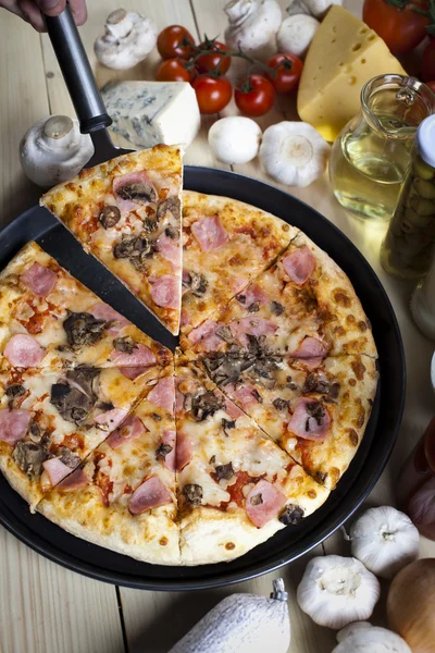 Pizza felülről - Deluxe — Stock Fotó