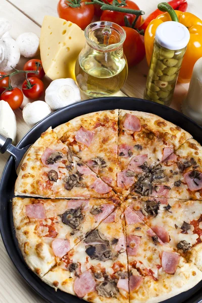 Pizza fresca e cozinha italiana — Fotografia de Stock