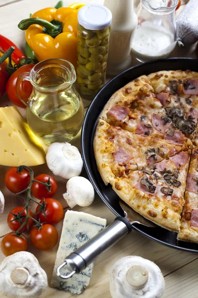Італійська піца — стокове фото