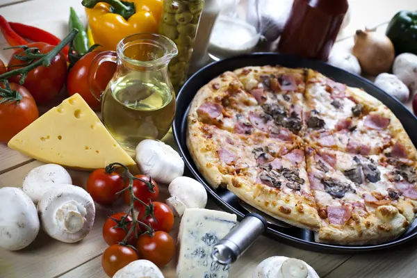 Świeża pizza i włoska kuchnia — Zdjęcie stockowe
