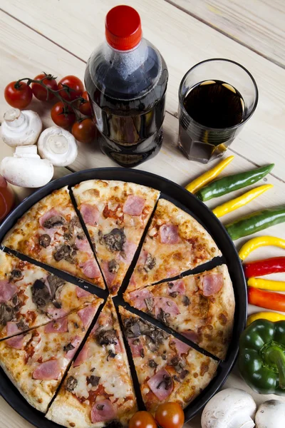 Čerstvá pizza a italská kuchyně — Stock fotografie