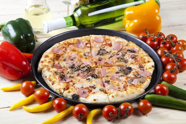 Pizza fresca e cucina italiana — Foto Stock