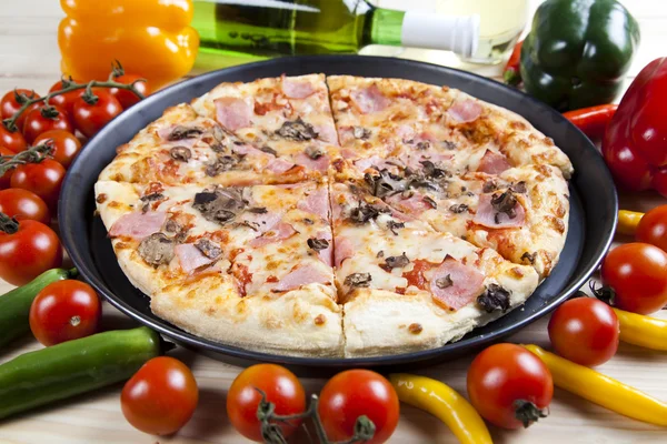 新鲜比萨和意大利厨房 — 图库照片