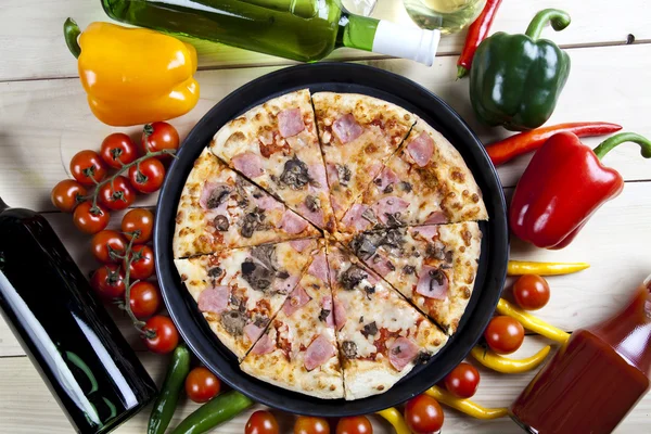 新鮮なピザとイタリア料理のキッチン — ストック写真
