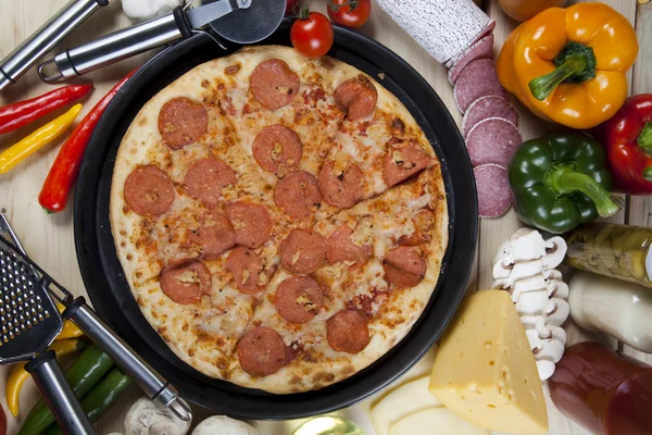 Yüce pizza tavada — Stok fotoğraf