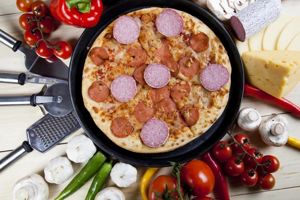 Legfőbb pizza serpenyőben — Stock Fotó