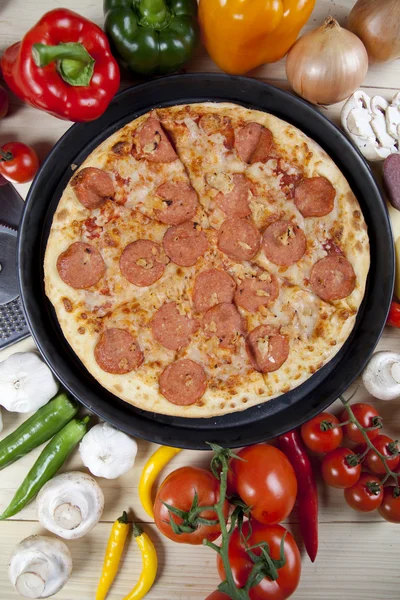 Högsta pizza i pan — Stockfoto
