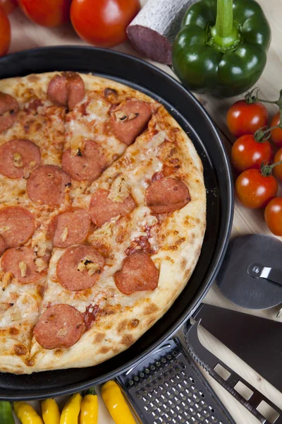 Pizza suprême dans la casserole — Photo