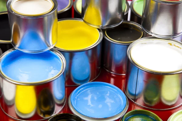 罐和色彩缤纷的背景上漆 — 图库照片