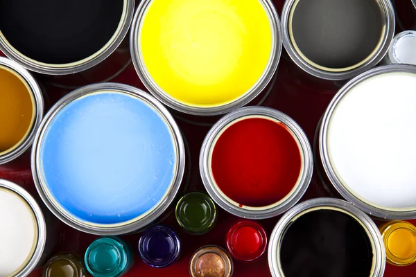 Latas y pintura sobre el fondo colorido — Foto de Stock