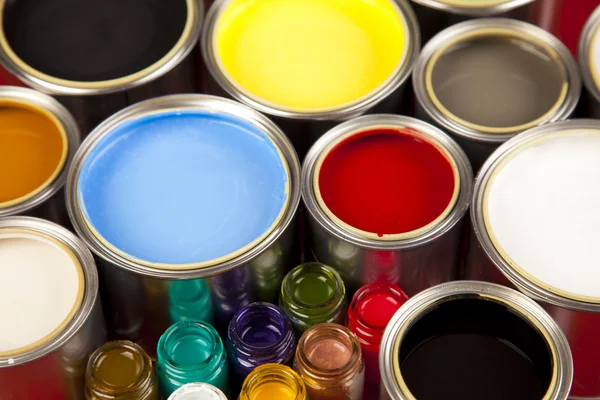Latas y pintura sobre el fondo colorido — Foto de Stock