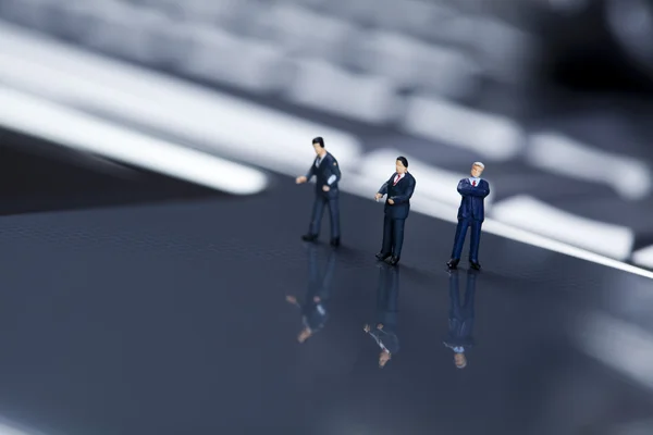 Laptop med figur över chrome bakgrund — Stockfoto