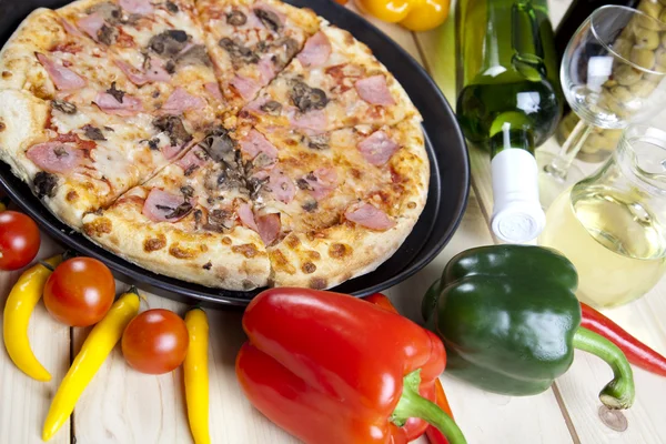 Pizza Suprema en sartén Imágenes de stock libres de derechos