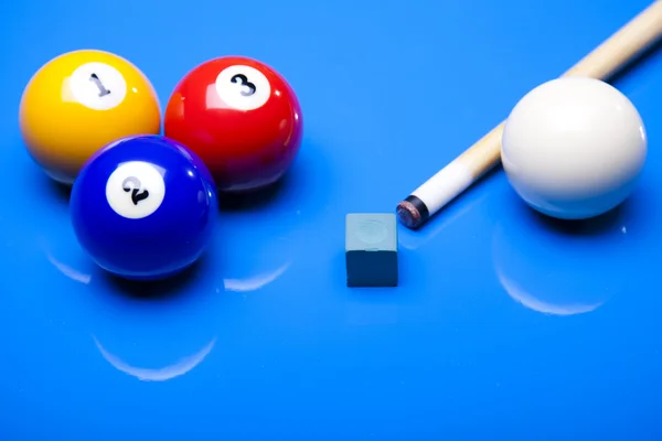 Більярдні кульки ізольовані на синьому — стокове фото