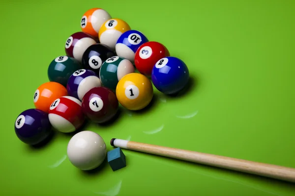 Billiard balls, cue on green table — Stock Photo, Image