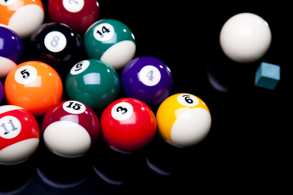 Крупный план бильярдных шаров
