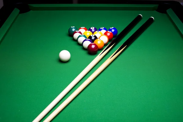Billiard balls, cue on green table — Stock Photo, Image