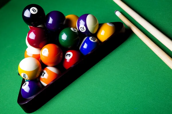 Більярдні м'ячі, погляд на зелений стіл — стокове фото