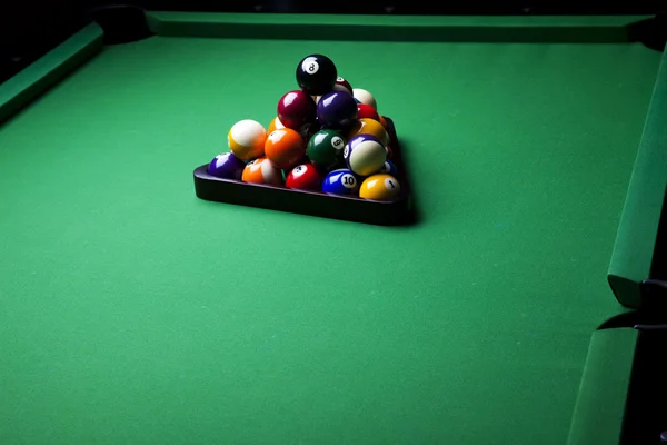 Biljartballen, cue op groene tafel — Stockfoto