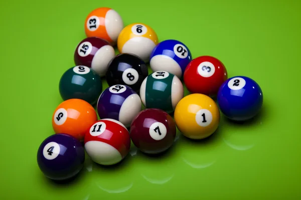Biljartballen, cue op groene tafel Rechtenvrije Stockfoto's