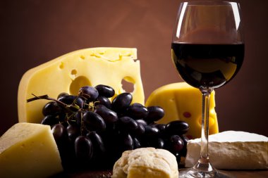 Kırmızı şarap ve peynir.